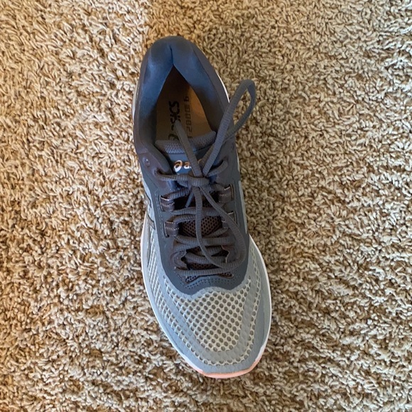 Never worn ASICS - Picture 2 of 4